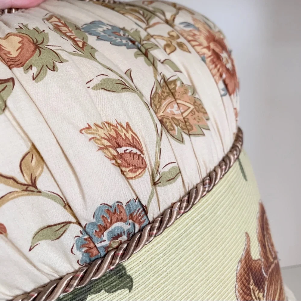 Floral cushion rope trim